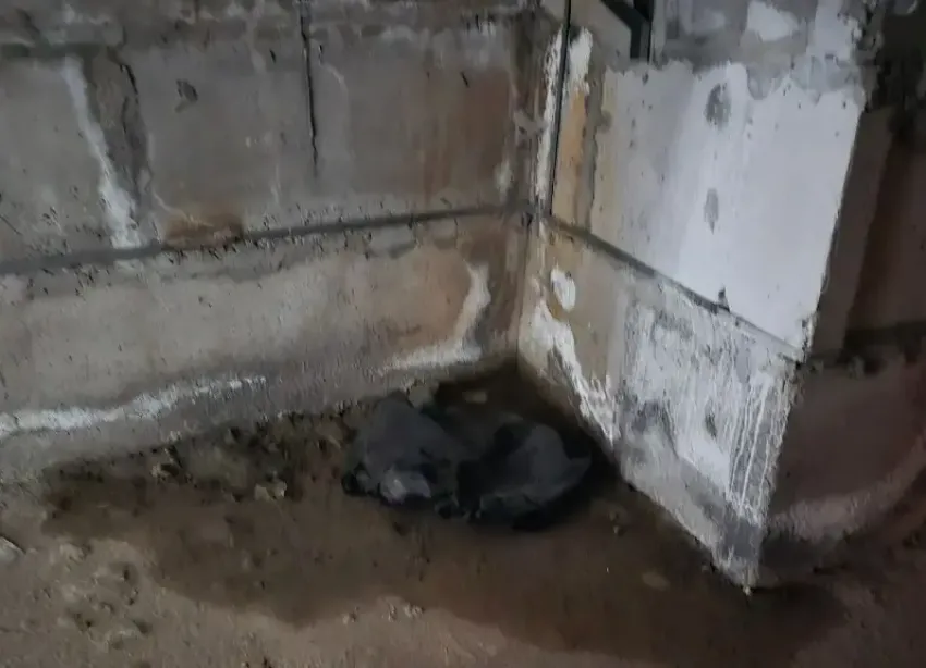 Жители дома в Волжском устали бороться с водой после каждого дождя