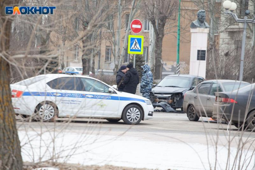 Тройное ДТП произошло на въезде в Волжский