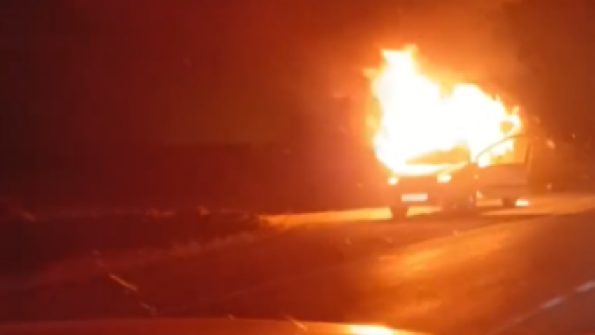 Ночью на трассе Волжский-Волгоград загорелись два автомобиля