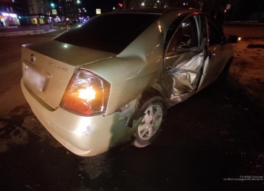 Девушка пострадала во встречном столкновении авто на перекрестке в Волжском