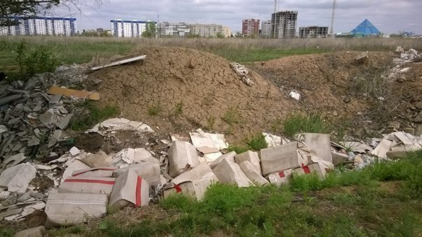В Волжском выбросили гору медицинского мусора
