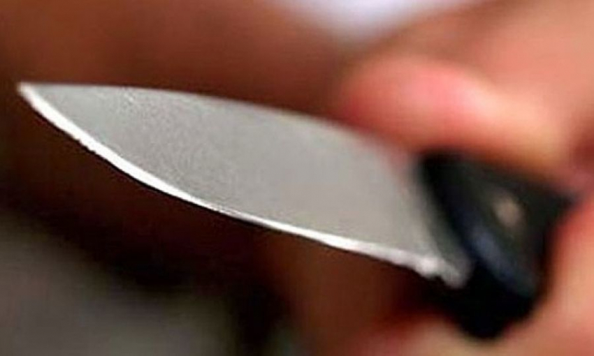 На севере Волгограда возле собственного подъезда зарезали 27-летнего парня 