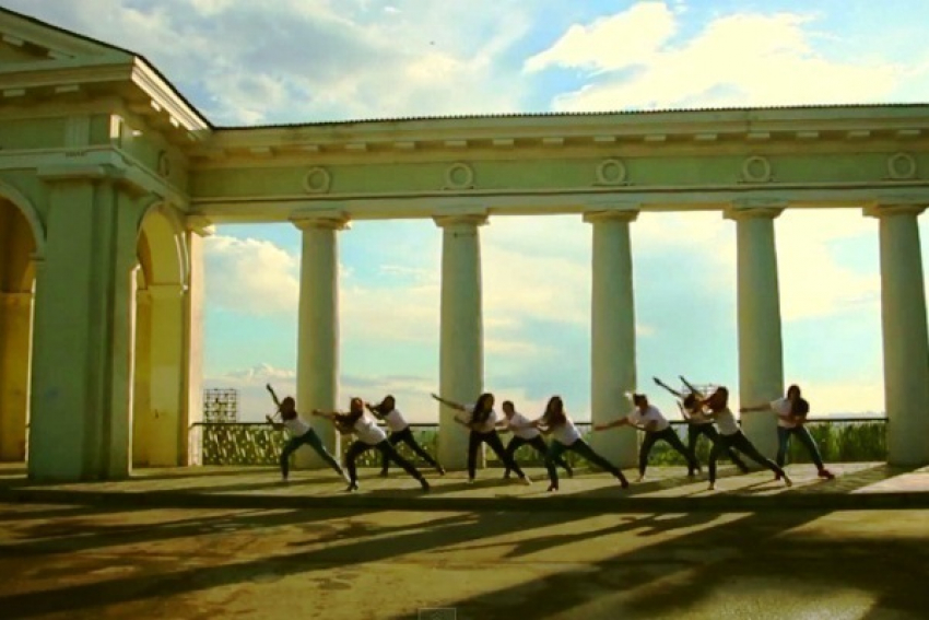 Волжане устроили танцы на пейзажах старой части города