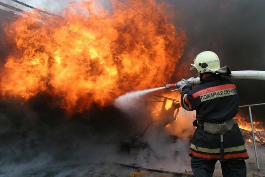 В Волжском загорелся торговый комплекс «Идея»