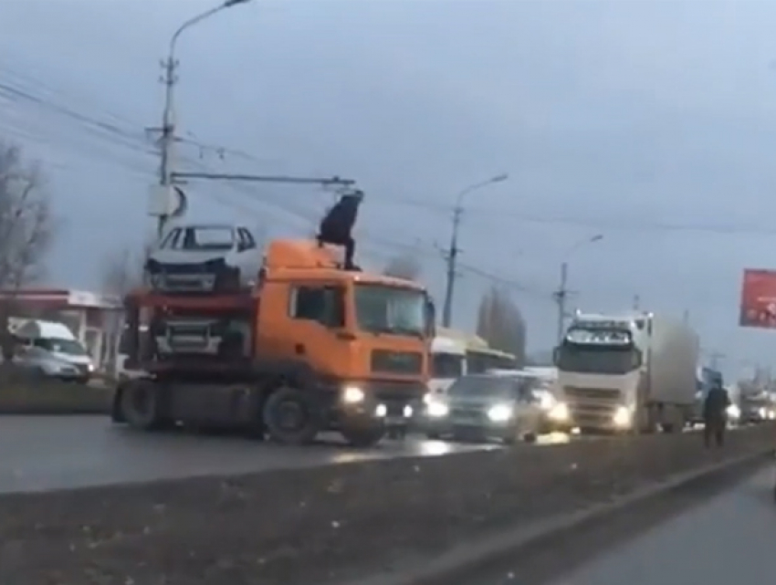 Автовоз перекрыл дорогу в Волгограде