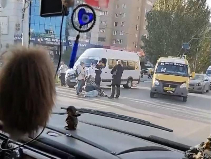 Маршрутка сбила подростка на пешеходном переходе в Волжском: видео