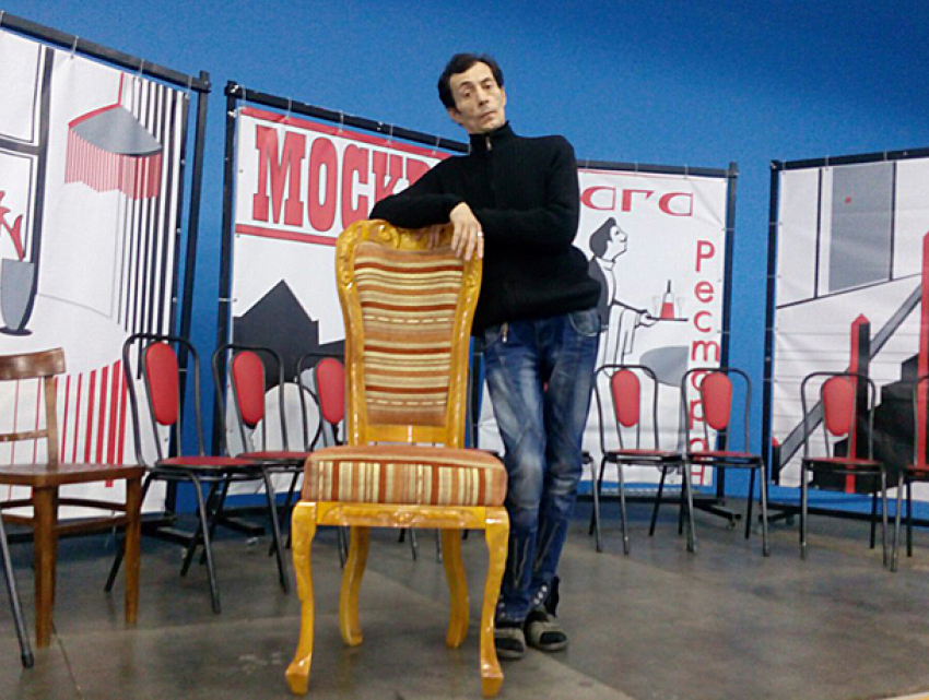 Киса Воробьянинов показал стул, сделанный в 12-й колонии для премьеры «12 стульев» в Волжском 