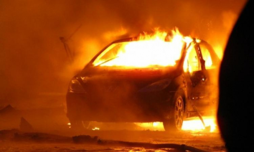 На юге Волгограда ночью подожгли пять дорогостоящих иномарок
