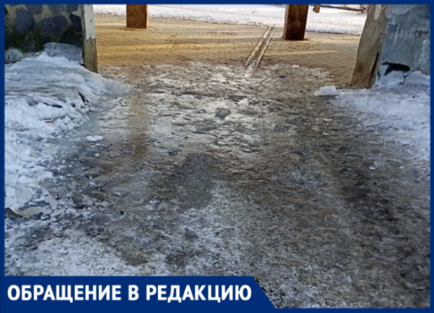 Волжане жалуются на скользкий двор-ловушку