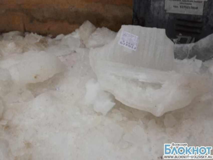 В Волгограде на шестилетнего мальчика упала глыба льда