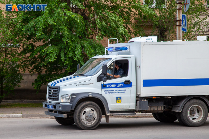 Приезжий мужчина обокрал пенсионерку в квартире в Волжском