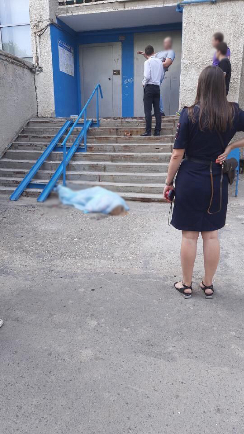 В Волжском женщина выпала из многоэтажки на глазах жильцов