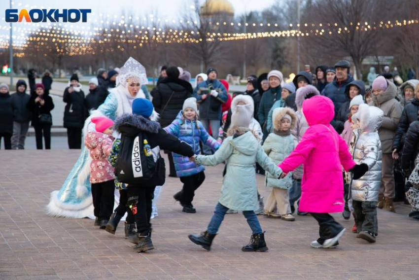 Рождество по-казачьи: народный праздник на площади Ленина в Волжском