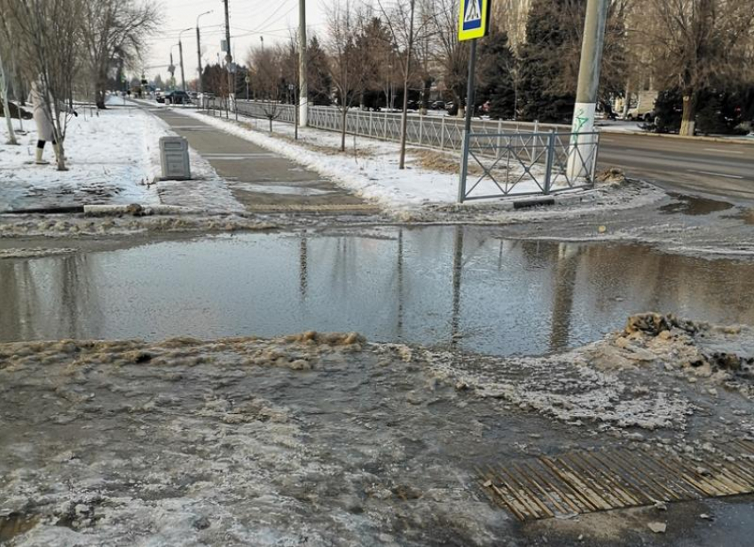 «Центр Волжского затопило из-за неисправных ливневок», - местный житель