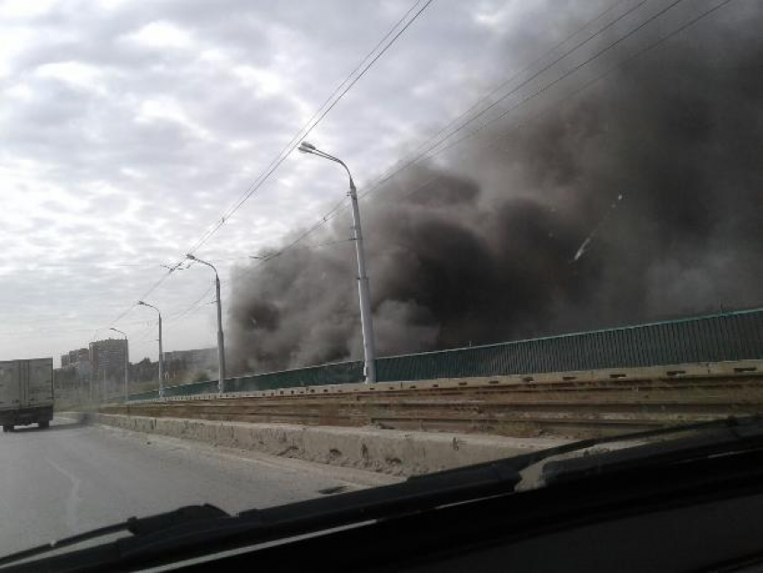 Волжан напугали огромные клубы черного дыма