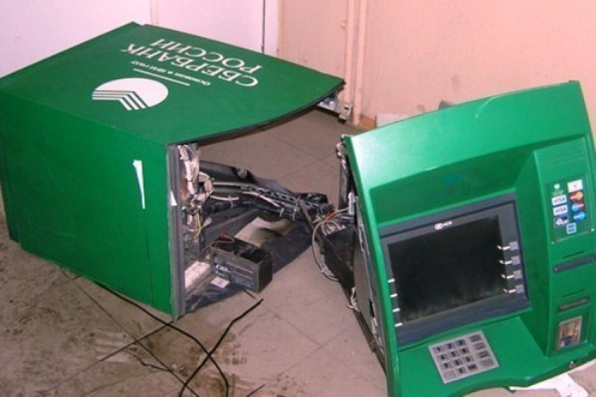 В Камышине преступник выковырял из банкомата более полутора миллионов
