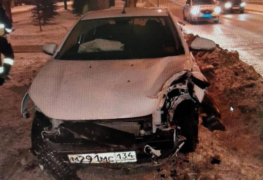 Пьяный водитель такси врезался в дерево в Волжском