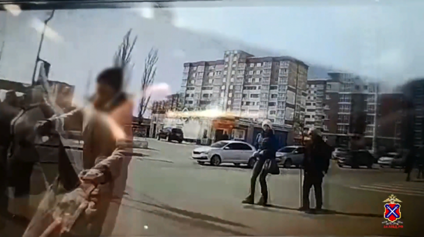 Женщина-водитель протаранила толпу людей у пешеходного перехода в Волгограде: видео смертельной аварии
