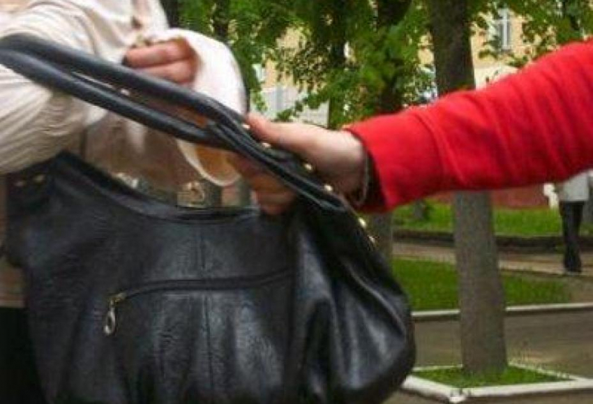 В Волгограде три подруги ограбили 38-летнюю женщину 