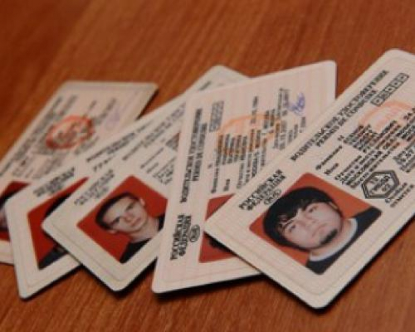 Под Волгоградом полицейские выдавали поддельные водительские права
