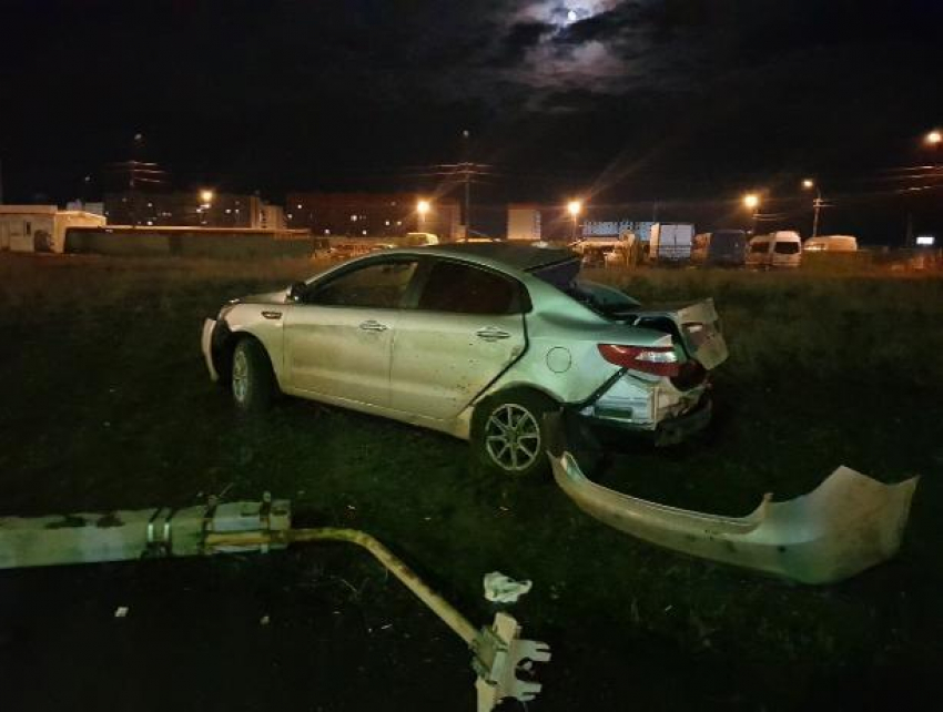 В Волжском пьяная автоледи снесла столб