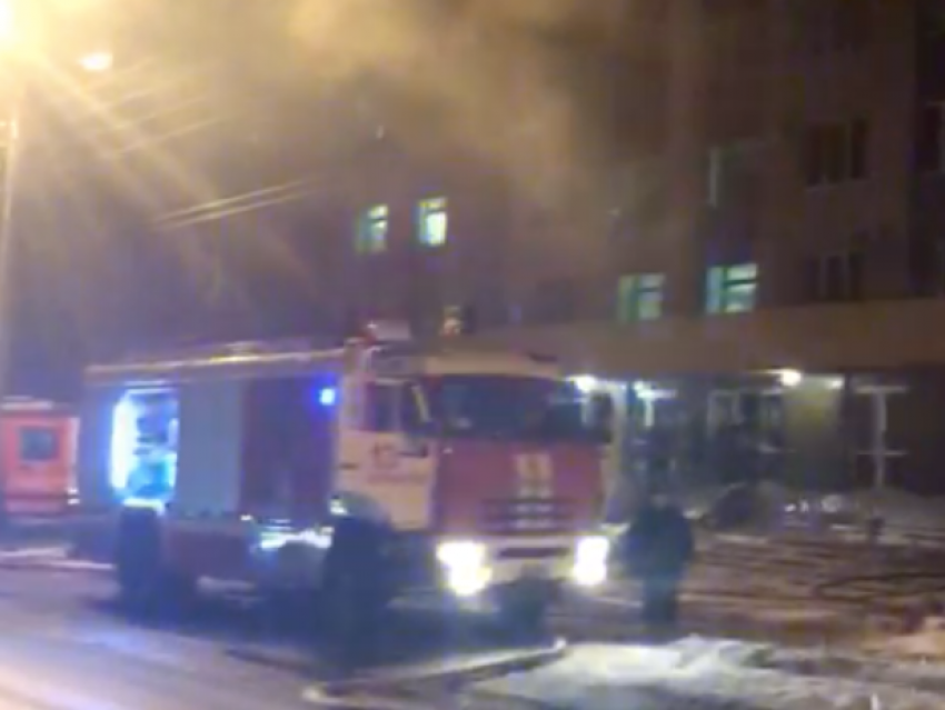 Пламя горящей поликлиники озарило ночной Волжский