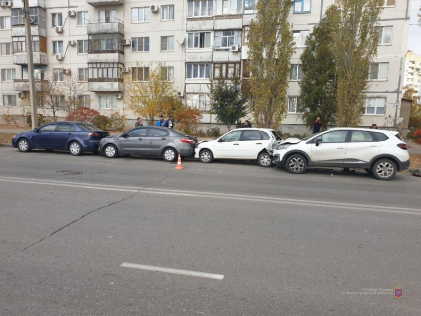 В Волжском виновник ДТП попал в больницу после столкновения с тремя автомобилями