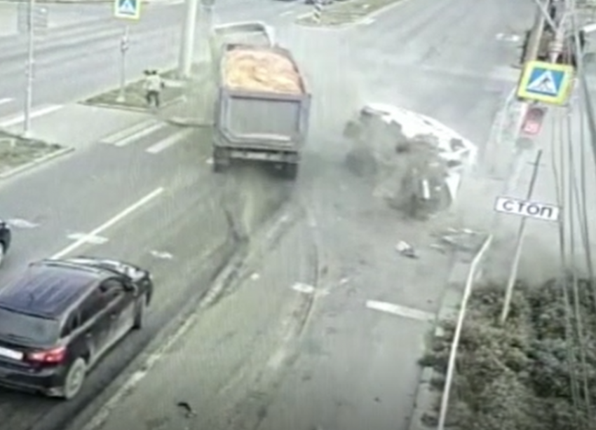 Пострадали 5 человек: столкновение грузовика и маршрутки в Волгограде попало на видео