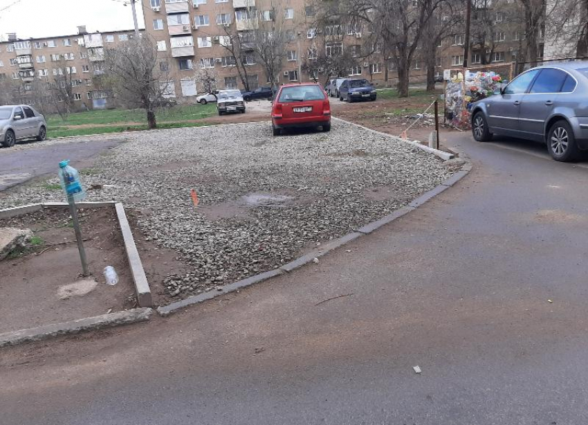 В Волжском появились оборудованные парковочные площадки, закрытые цепью
