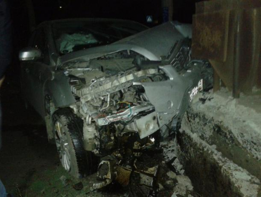 Пьяного Бог бережет: водитель отделался царапинами, протаранив бетонную опору в Волжском