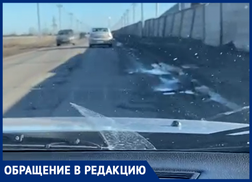 Жители поселка в Волжском не могут добиться ремонта дороги у кладбища