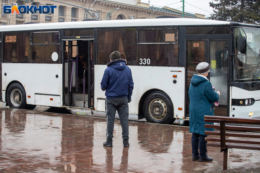 Инцидент с упавшим пассажиром автобуса попал в сводку МВД в Волжском