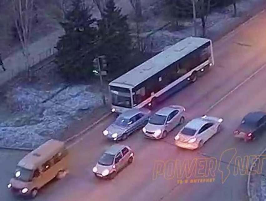 Понтовщик на «ВАЗе» подрезал пассажирский автобус в Волжском