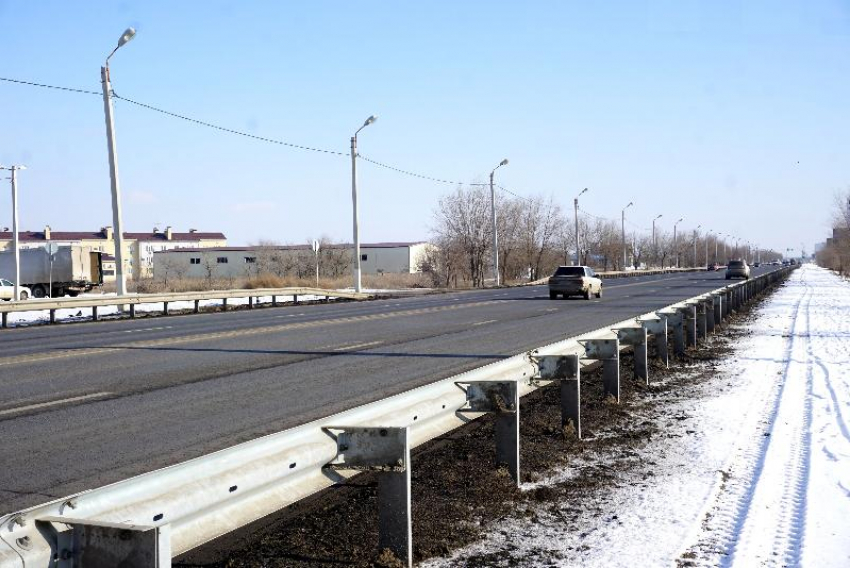 В Волжском установили ограждения вдоль дороги на Ленина