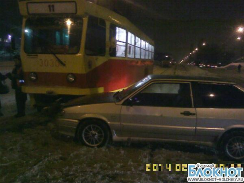 В Волгограде ВАЗ-21130 врезался в трамвай