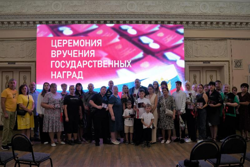 Волжский передал посмертные награды семьям героев СВО