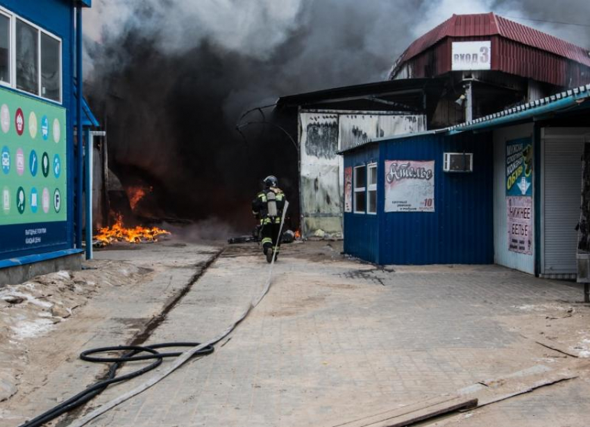 Появилось видео с пожара на Качинском рынке