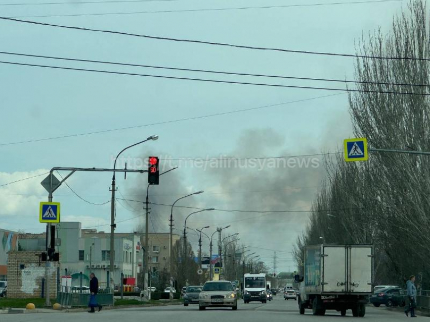 В Волжском ликвидируют пожар сухой растительности в районе улицы Александрова