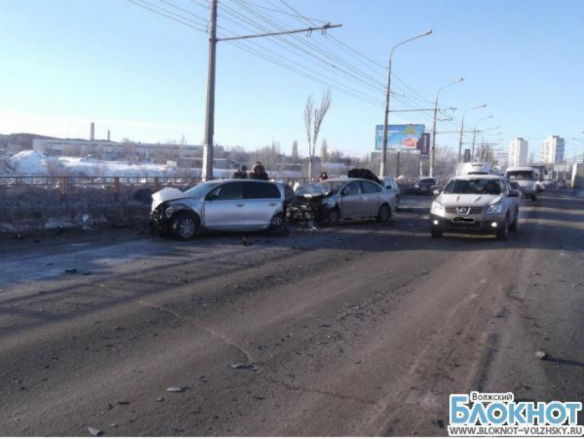 В Волгограде фольксваген протаранил четыре машины