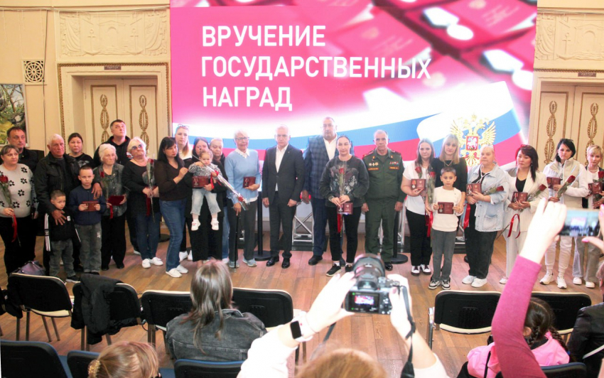 В Волжском прошла церемония передачи посмертных наград родным погибших военнослужащих