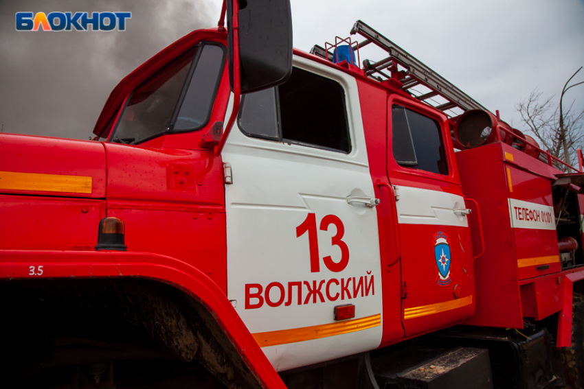 В Волжском тлела деревянная обшивка балкона