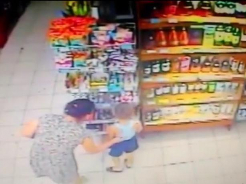 Мама учит ребенка воровать