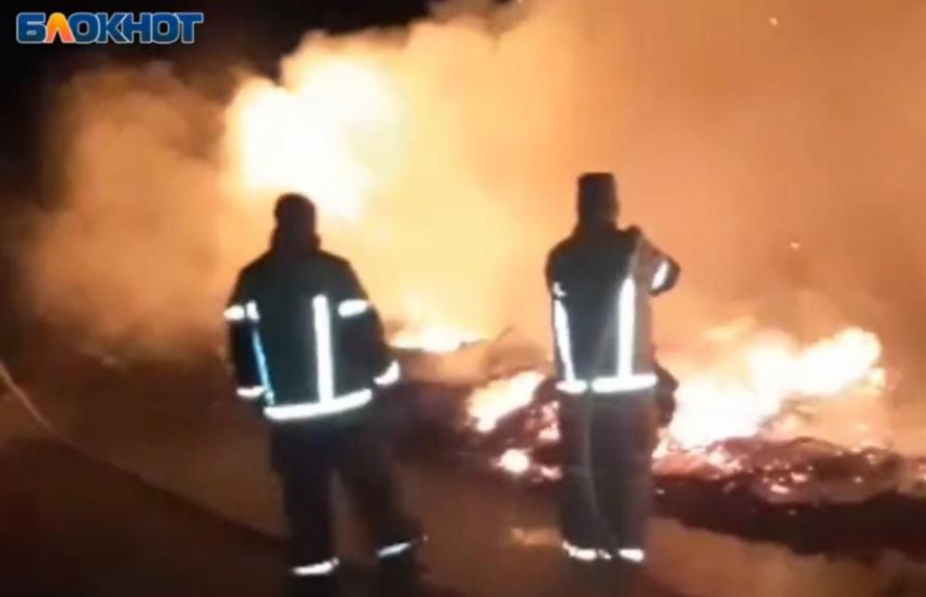 Огромный пожар под звуки салюта разгорелся в Волжском на День города