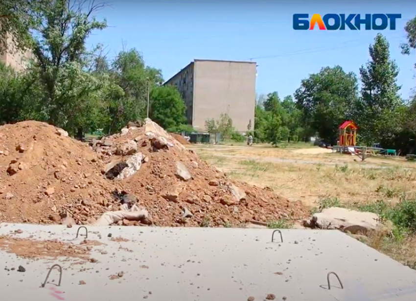 Бетонные плиты и грунт около детской площадки в Волжском пообещали убрать