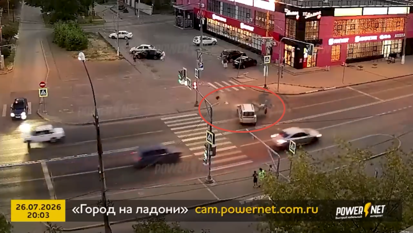 Дважды перевернулся в воздухе: в Волжском спасают искалеченного в страшном ДТП мотоциклиста 