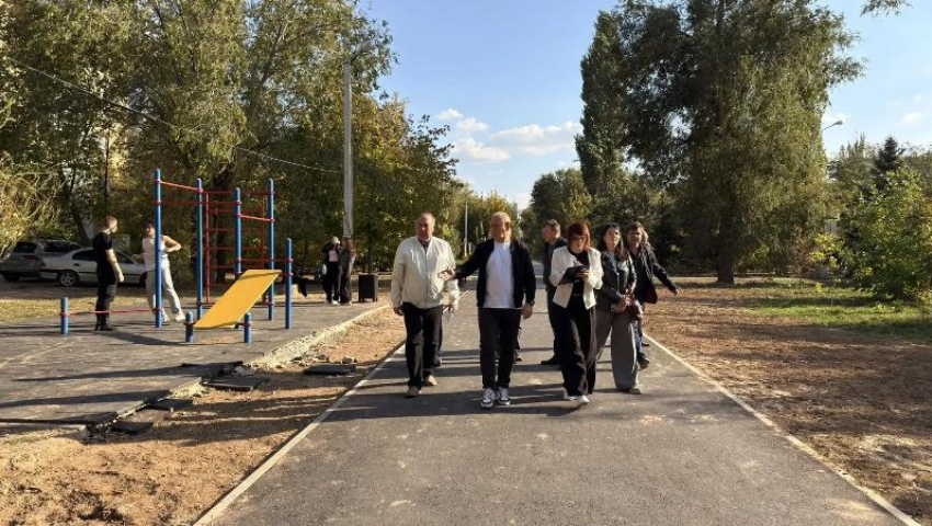 В Волжском глава города провел объезд территорий и поручил устранить нарушения благоустройства