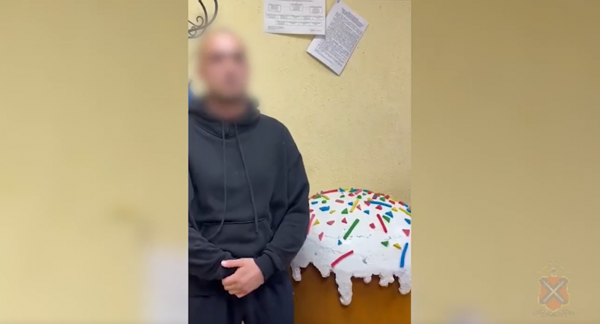 В Волжском задержали похитителя гигантского кулича с главной площади: видео