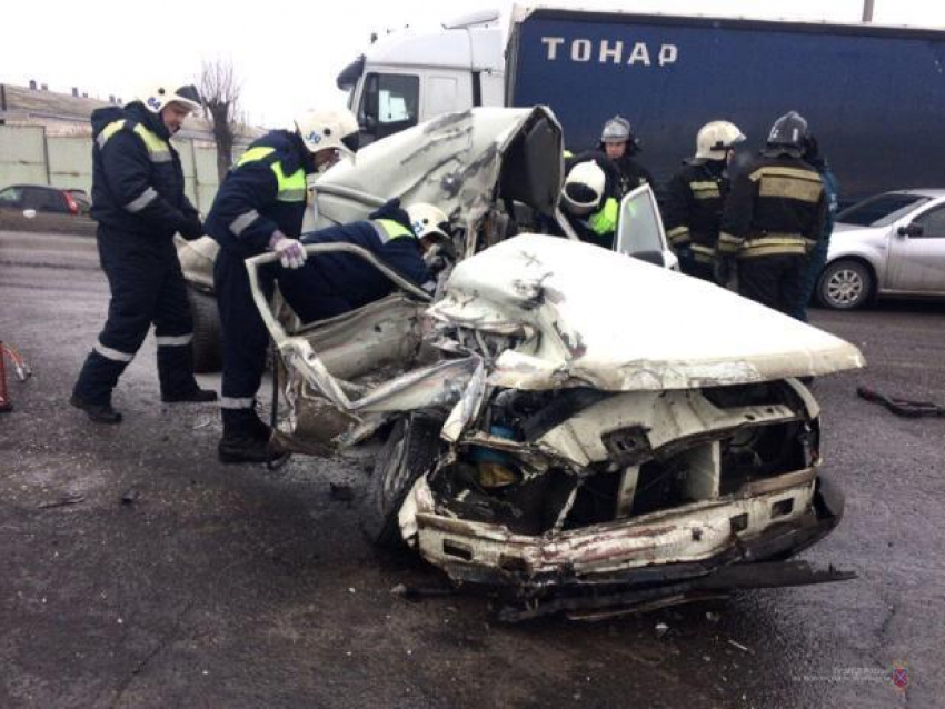 Машина «всмятку» и двое погибших в результате аварии в Волгограде