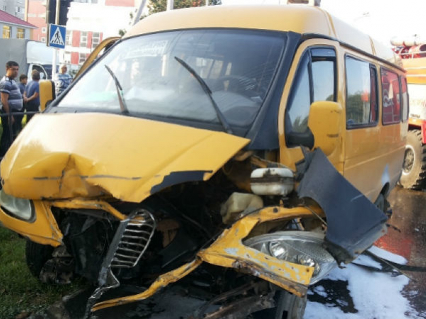   В Волгограде в крупную аварию попала маршрутка с пассажирами