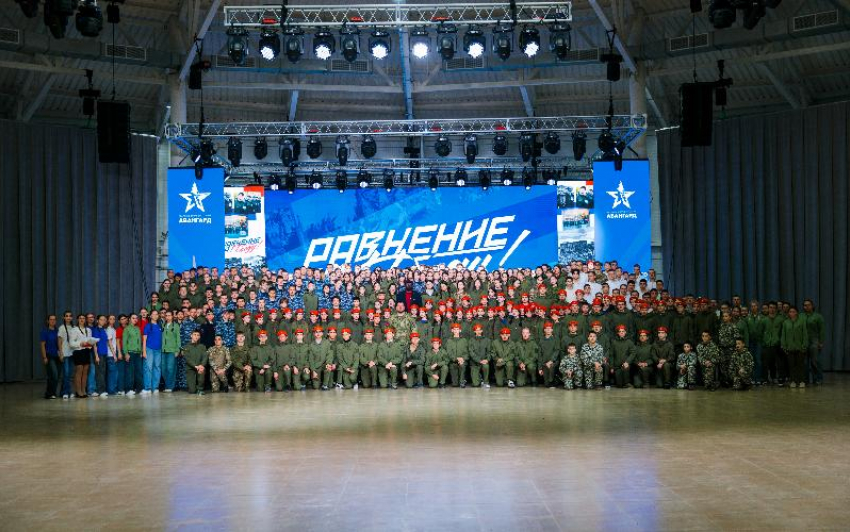 Равнение на Победу: 400 юных лидеров готовятся к главному параду Волгограда